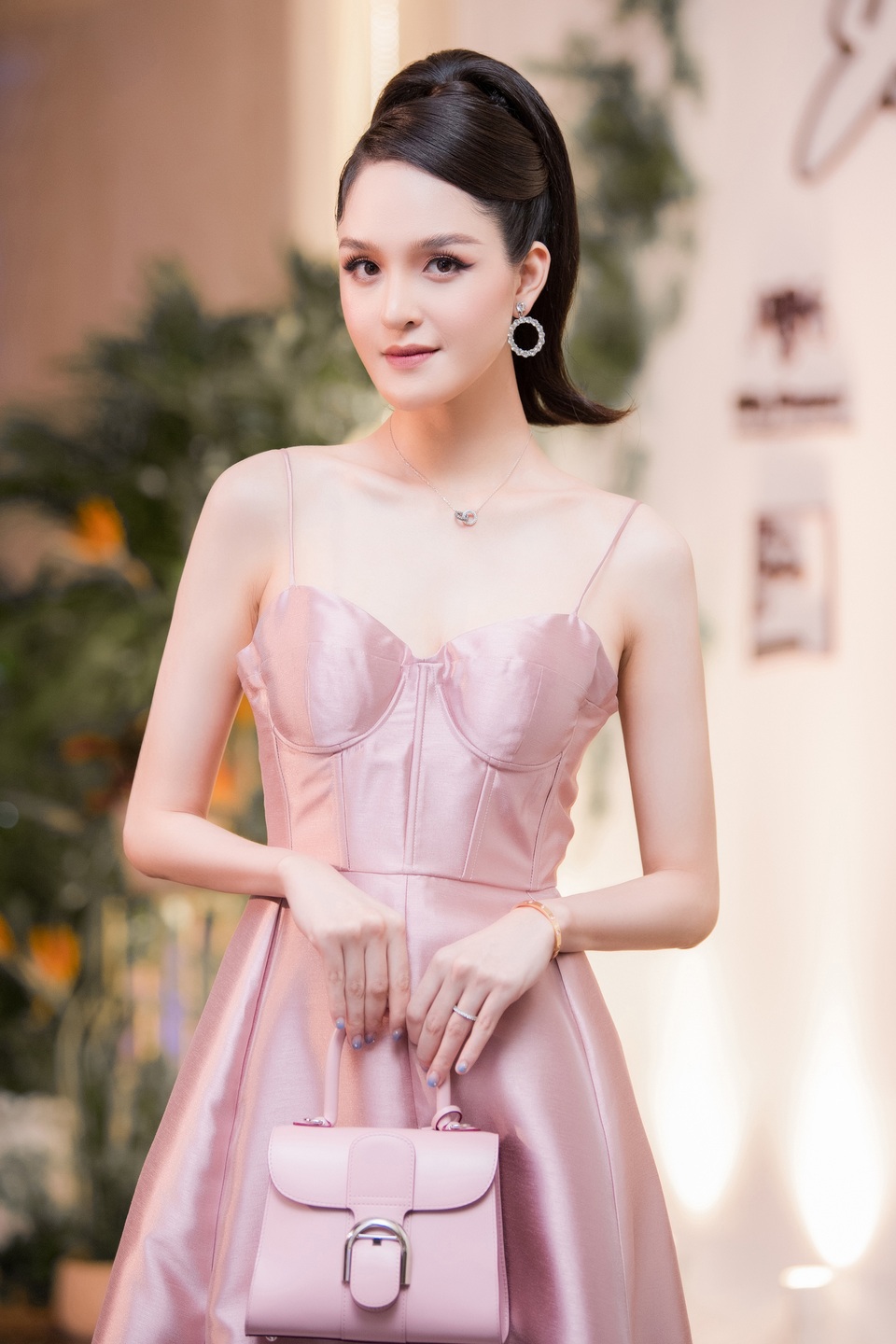 Ngẩn ngơ nhan sắc Á hậu Hoàng Anh sau khi sinh con thứ 2 - 2 Ngẩn ngơ nhan sắc Á hậu Hoàng Anh sau khi sinh con thứ 2 - 2