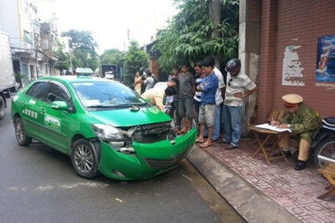 Tài xế taxi buồn ngủ, tông 3 người bị thương