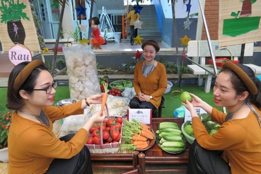 Học sinh mầm non trải nghiệm học tập từ phiên chợ quê