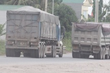 Ám ảnh những đoàn xe dấu hiệu chở quá tải chạy rầm rập trên quốc lộ