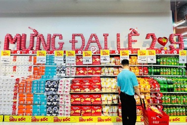 Nghỉ lễ 2/9, đại gia bán lẻ rộn rịp bung hàng, mở cửa tới khuya đón khách