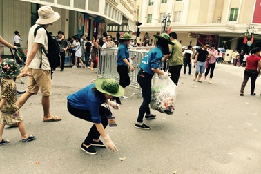 Tình nguyện viên nhặt sạch rác quanh Hồ Gươm sau buổi diễu binh