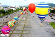 Người dân thích thú khi lần đầu trải nghiệm khinh khí cầu
