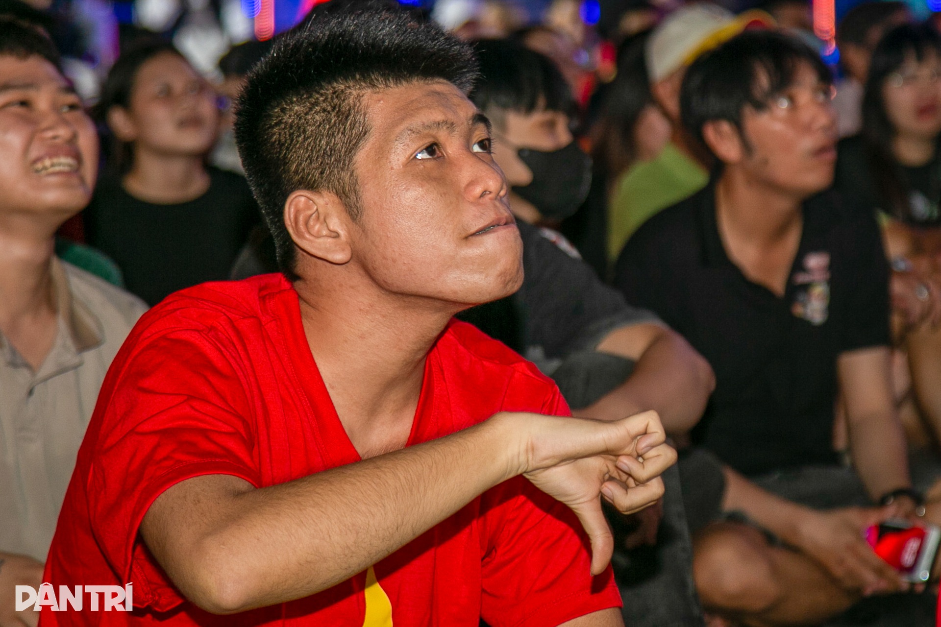 Đủ kiểu thất vọng của người hâm mộ sau trận thua của tuyển Việt Nam - 12 Đủ kiểu thất vọng của người hâm mộ sau trận thua của tuyển Việt Nam - 12