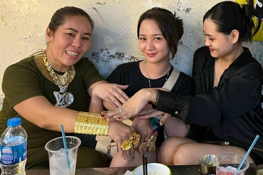 Nữ chủ quán bò nướng ở TPHCM đeo 70 cây vàng để khách vuốt lấy hên