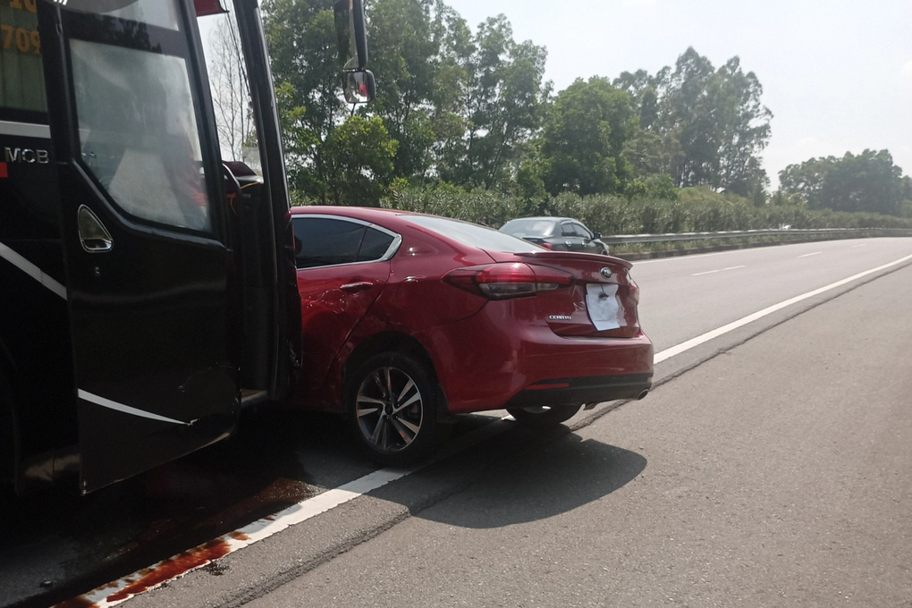 Tạt đầu xe khách, ô tô con bị hất văng trên cao tốc Nội Bài - Lào Cai - 3 Tạt đầu xe khách, ô tô con bị hất văng trên cao tốc Nội Bài - Lào Cai - 3