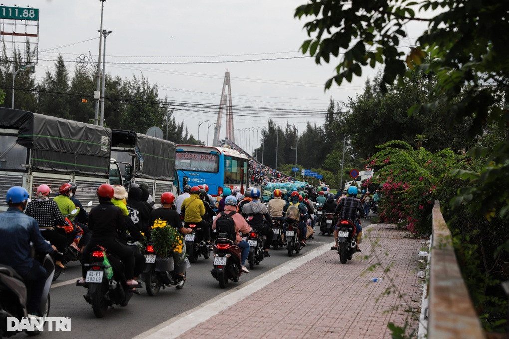 Người dân đổ xô về quê, cầu Rạch Miễu ùn ứ dài - 1 Người dân đổ xô về quê, cầu Rạch Miễu ùn ứ dài - 1