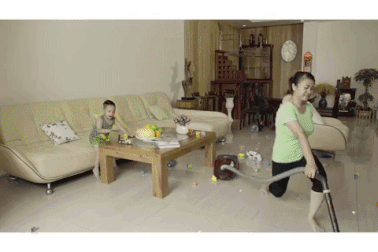 Clip vừa nội trợ vừa tập cardio đốn tim các bà mẹ