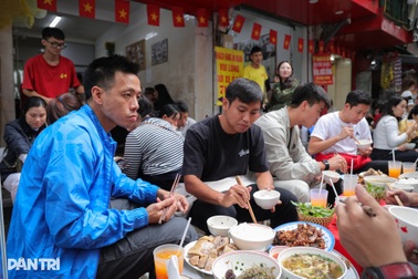 Quán ngan cháy tỏi phố cổ đông khách suốt 8 năm liền