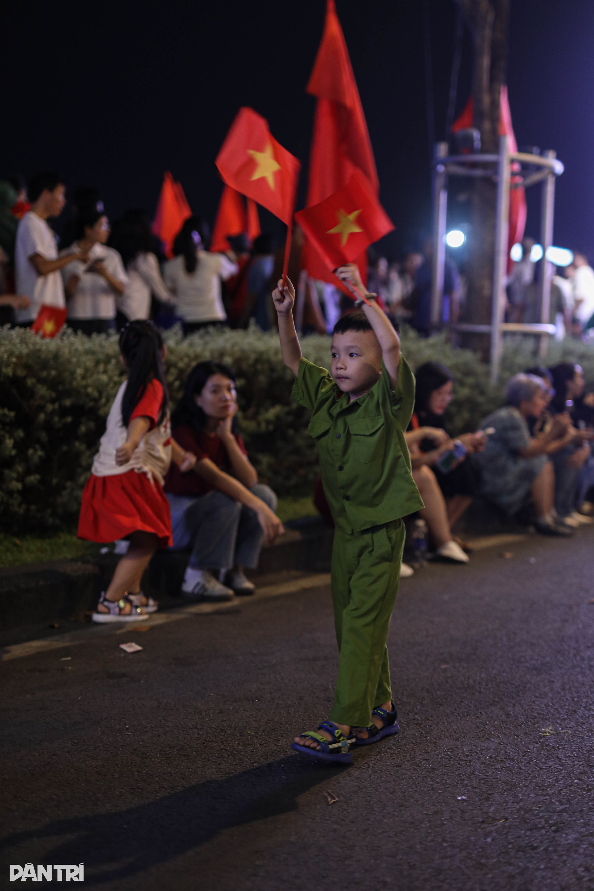 Người dân TPHCM phấn khích xem bắn đại bác tại bến Bạch Đằng - 10