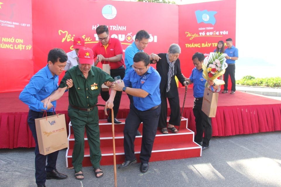 Hội Liên hiệp Thanh niên tri ân gia đình thương binh, liệt sĩ tại Côn Đảo - 5 Hội Liên hiệp Thanh niên tri ân gia đình thương binh, liệt sĩ tại Côn Đảo - 5