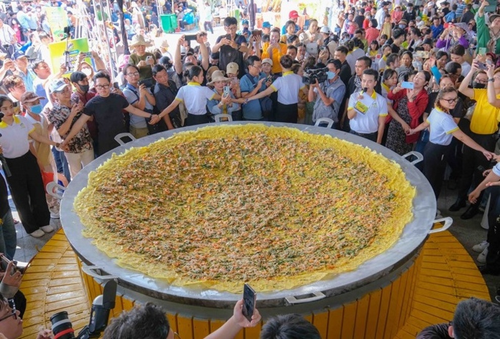 Bánh chưng 7 tấn, chả mực 200kg: Đua nhau lập kỷ lục càng to, càng khủng - 3 Bánh chưng 7 tấn, chả mực 200kg: Đua nhau lập kỷ lục càng to, càng khủng - 3