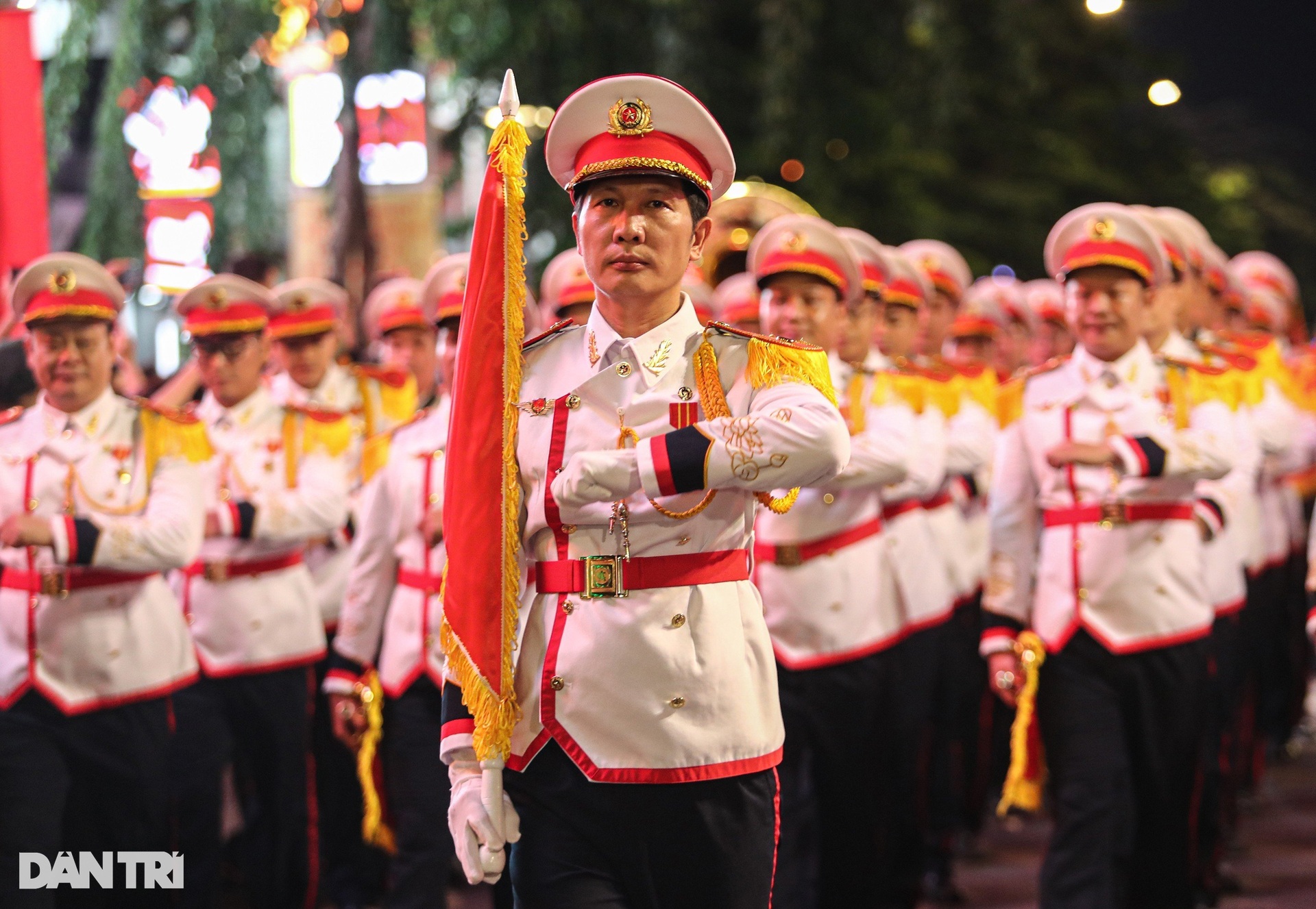 Biển người đổ về phố đi bộ Nguyễn Huệ xem diễu hành Kỵ binh - 10 Biển người đổ về phố đi bộ Nguyễn Huệ xem diễu hành Kỵ binh - 10