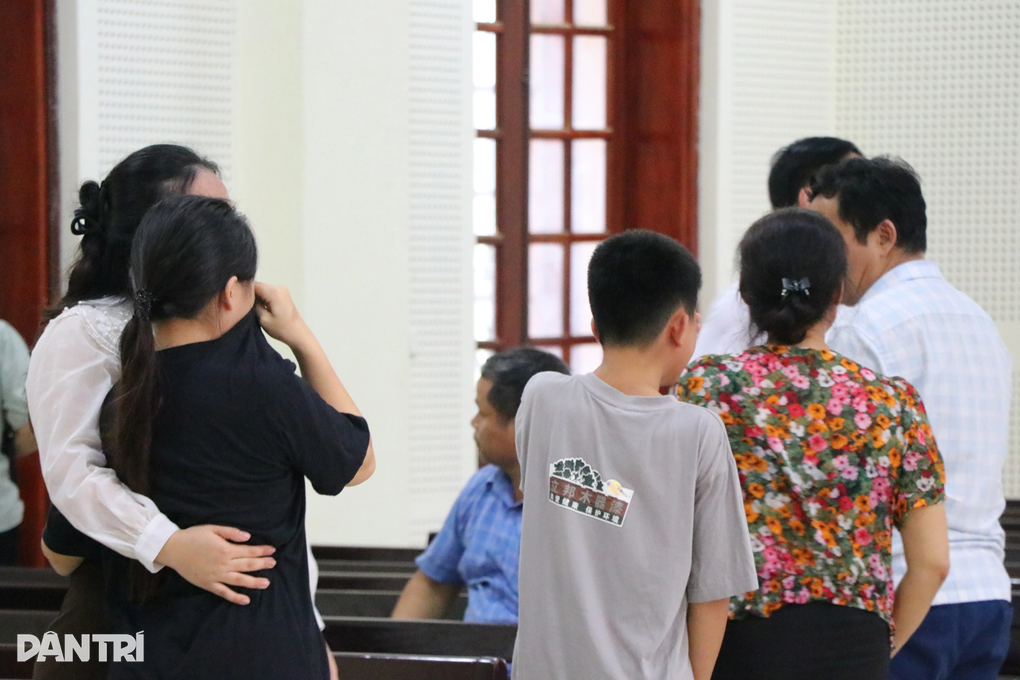 Ba đứa trẻ nửa dòng máu Việt bơ vơ khi cha lĩnh 7 năm tù - 3 Ba đứa trẻ nửa dòng máu Việt bơ vơ khi cha lĩnh 7 năm tù - 3