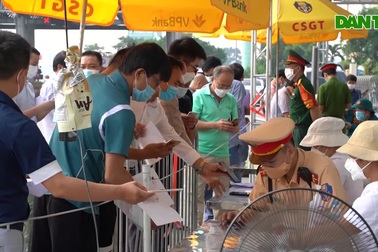 Người dân ùn ùn đổ ra cửa ngõ rời Thủ đô sau nới lỏng giãn cách