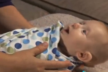 Quấn bé thế nào cho đúng?