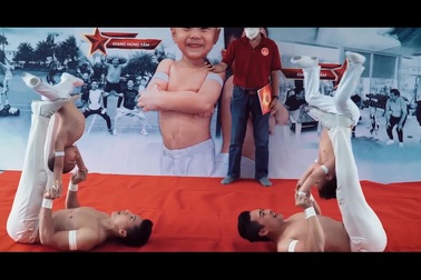 Quốc Cơ - Quốc Nghiệp cùng các con biểu diễn lập kỷ lục Guiness