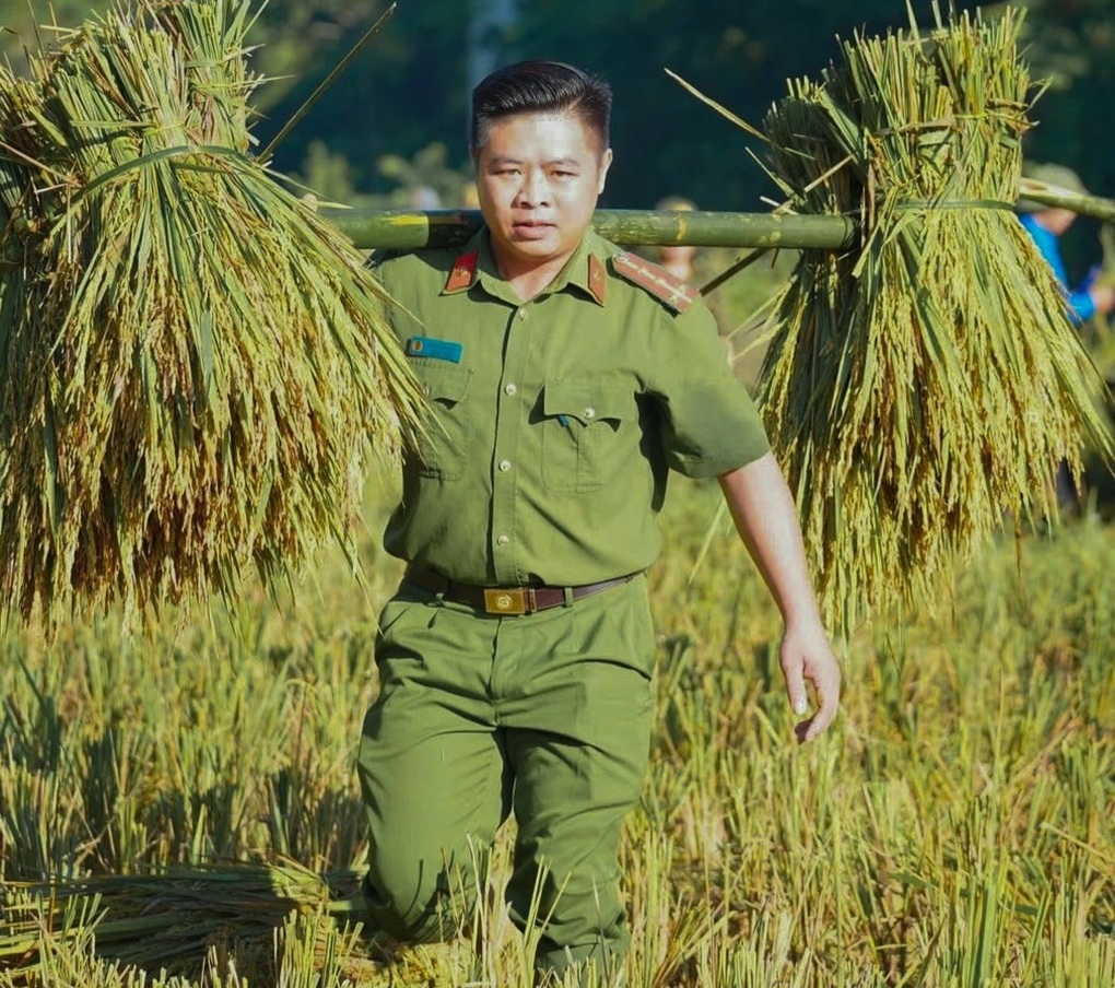 Công an Phú Thọ gùi lúa giúp dân chạy bão Matmo - 3 Công an Phú Thọ gùi lúa giúp dân chạy bão Matmo - 3