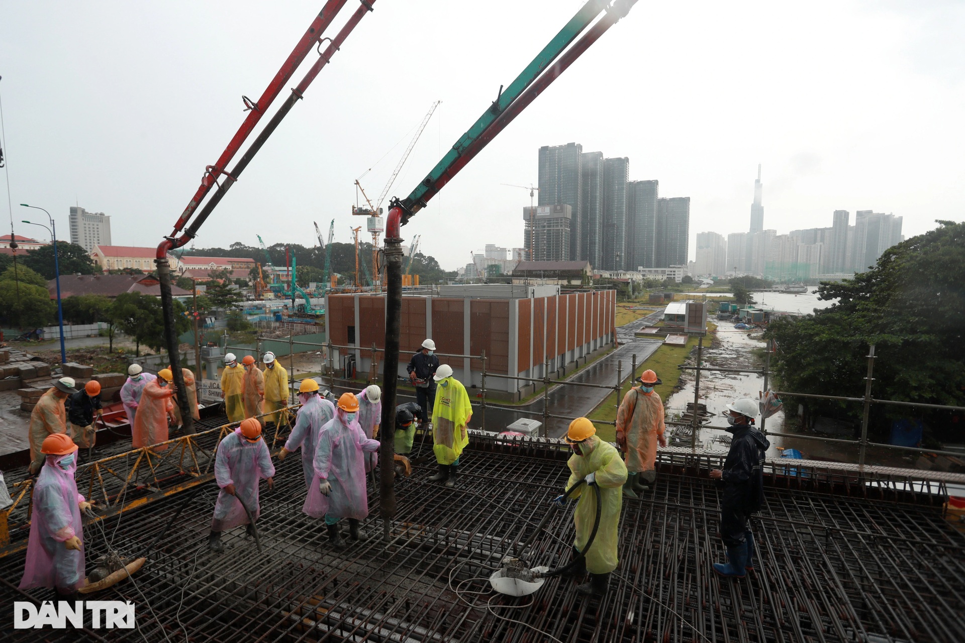 Lãnh đạo TPHCM đội mưa khảo sát cầu Thủ Thiêm 2 sau khi hợp long - 10 Lãnh đạo TPHCM đội mưa khảo sát cầu Thủ Thiêm 2 sau khi hợp long - 10