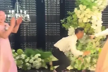 Phù rể quỳ gối cầu hôn nhầm người khiến cả đám cưới nhốn nháo