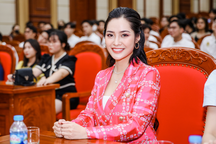 Hoa hậu Nông Thúy Hằng truyền bí kíp thi người đẹp cho sinh viên Kinh tế