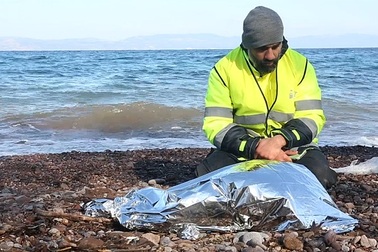 Nhân viên cứu trợ thất thần bên thi thể bé gái di cư trôi dạt vào bờ