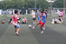 Va chạm khi chơi thể thao, nam sinh học cách "nhịn đòn"