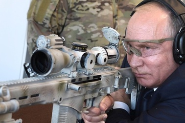 Tổng thống Putin trổ tài bắn tỉa với súng trường hiện đại