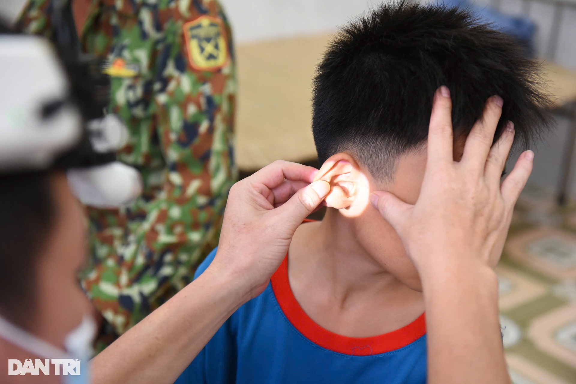 Gần 500 người dân vùng sạt lở Lào Cai được khám bệnh, tặng quà - 5