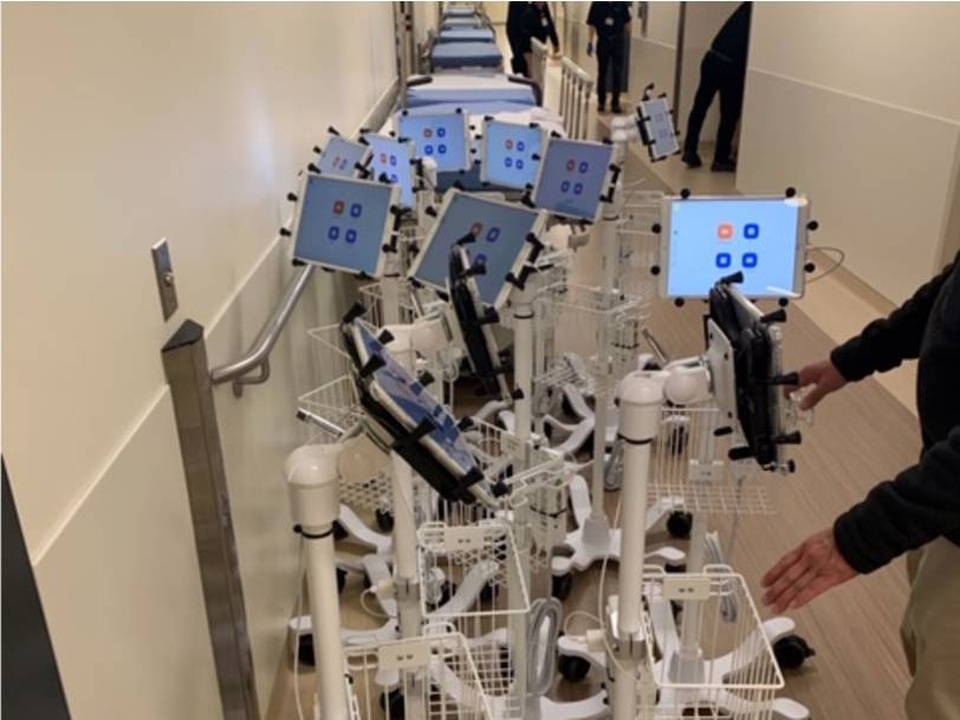 Mùa Covid-19, bệnh viện dùng iPad và Zoom để kiểm tra bệnh nhân - 1