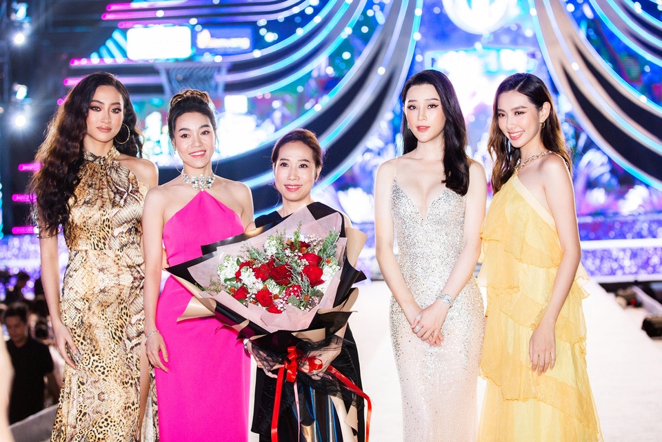 Thái Như Ngọc quyến rũ với lưng trần, ngực đầy - 2 Thái Như Ngọc quyến rũ với lưng trần, ngực đầy - 2