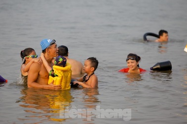 "Bãi biển" tự phát khổng lồ ngay dưới chân cầu Thăng Long