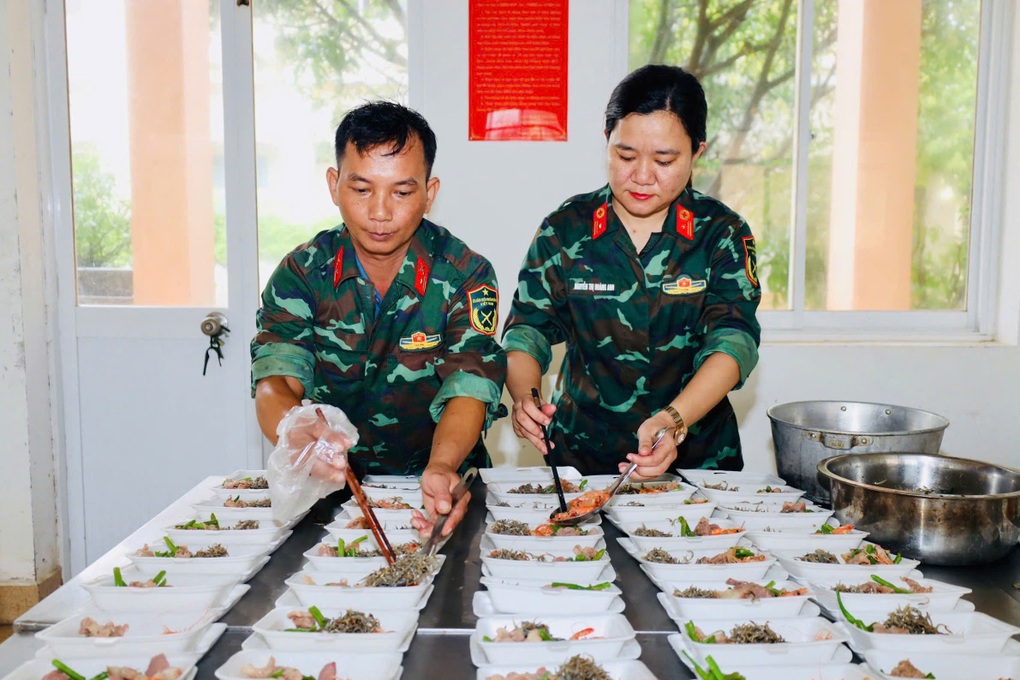 Chiến dịch đặc biệt của bộ đội với người dân vùng lụt - 3