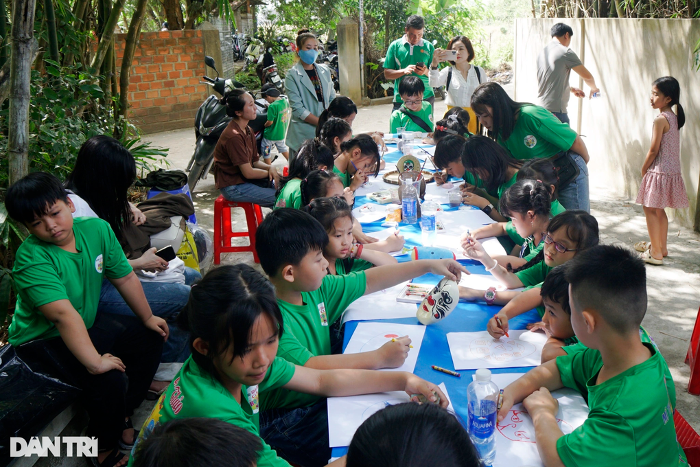 Người mê vẽ mặt nạ hát bội Bình Định - 2 Người mê vẽ mặt nạ hát bội Bình Định - 2