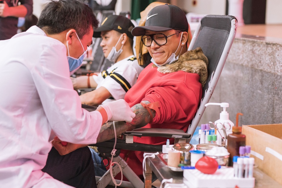 Tuấn Hưng đeo khẩu trang đi hiến máu tình nguyện - 3 Tuấn Hưng đeo khẩu trang đi hiến máu tình nguyện - 3