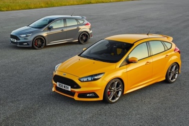 Hối nhau xả hàng: Ô tô đại hạ giá trăm triệu