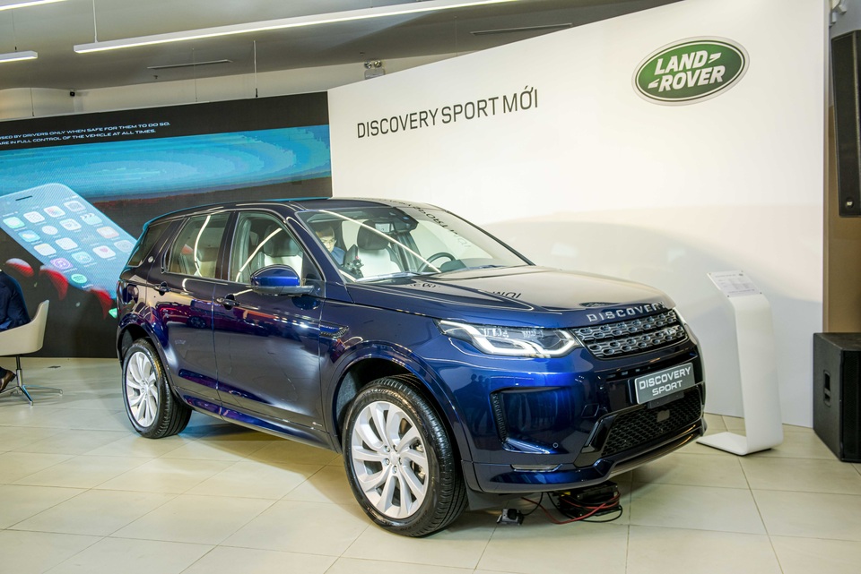 Jaguar XE 2020 và Land Rover Discovery Sport 2020 chốt giá từ 2,61 tỷ đồng - 6 Jaguar XE 2020 và Land Rover Discovery Sport 2020 chốt giá từ 2,61 tỷ đồng - 6