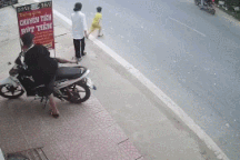 Ô tô suýt tông phải em bé băng sang đường vì một tình huống quen thuộc