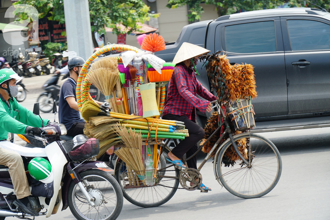 Muôn kiểu chống nóng của người dân Thủ đô ngày nắng gắt 40 độ C - Ảnh 3. Muôn kiểu chống nóng của người dân Thủ đô ngày nắng gắt 40 độ C - Ảnh 3.