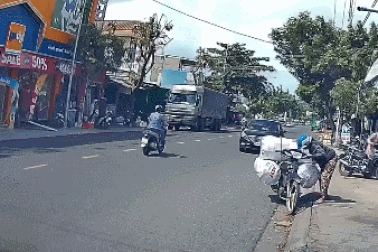 Nổi bật tuần qua: Tài xế ô tô thản nhiên dừng giữa đường ở làn ngược chiều