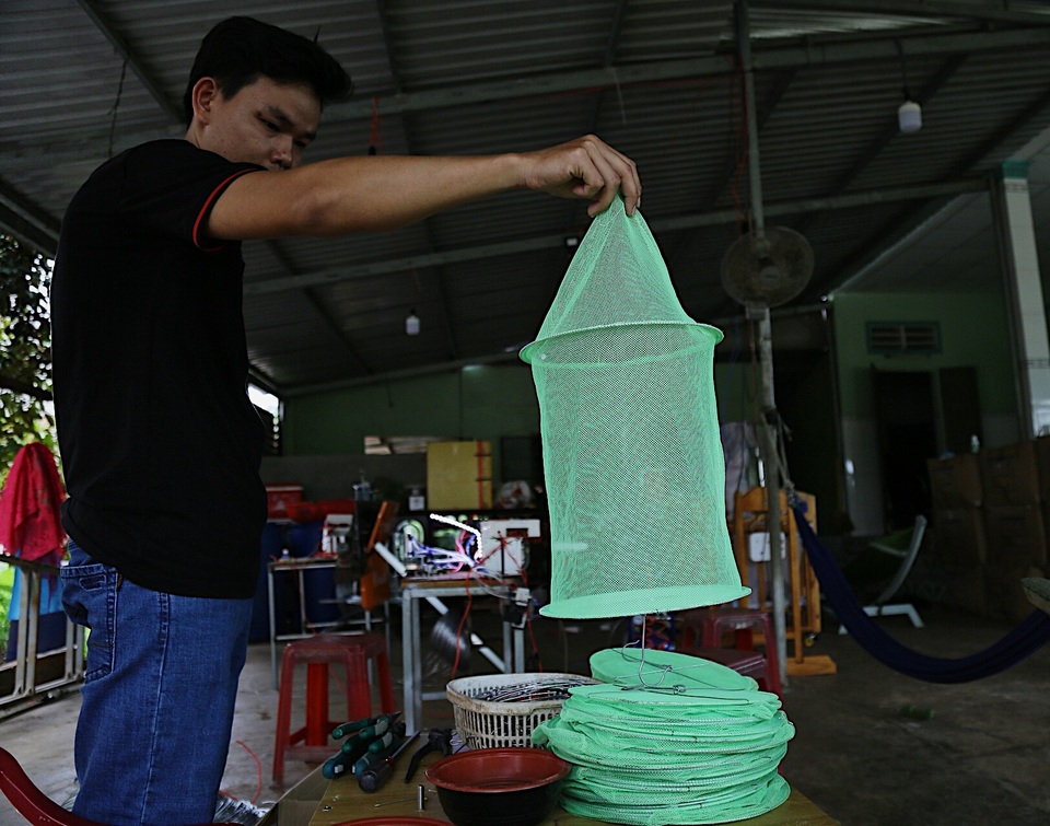 Kỹ sư 9x chế máy sản xuất bẫy ruồi, tạo việc làm cho nhiều người - 2 Kỹ sư 9x chế máy sản xuất bẫy ruồi, tạo việc làm cho nhiều người - 2