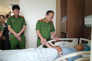 Phó Giám đốc Công an Hà Nội thăm cán bộ bị kẻ bắt cóc bắn bị thương