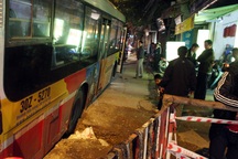 Xe buýt sụt “hố tử thần”, gần trăm hành khách hoảng loạn