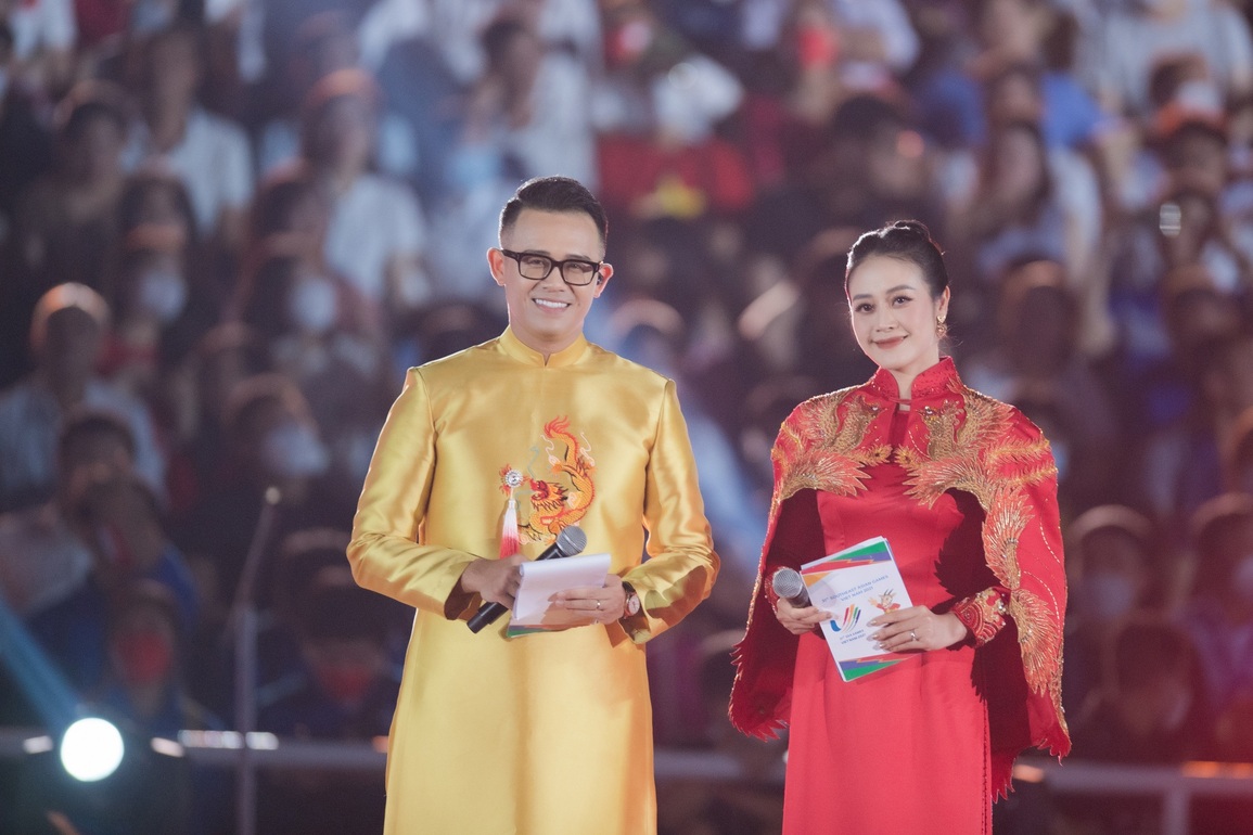 SEA Games 31: MC Đức Bảo kể bí mật sau màn chào bằng 11 thứ tiếng gây sốt - 2 SEA Games 31: MC Đức Bảo kể bí mật sau màn chào bằng 11 thứ tiếng gây sốt - 2