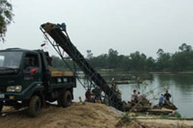 Vô tư khai thác cát trên sông Trà Bồng