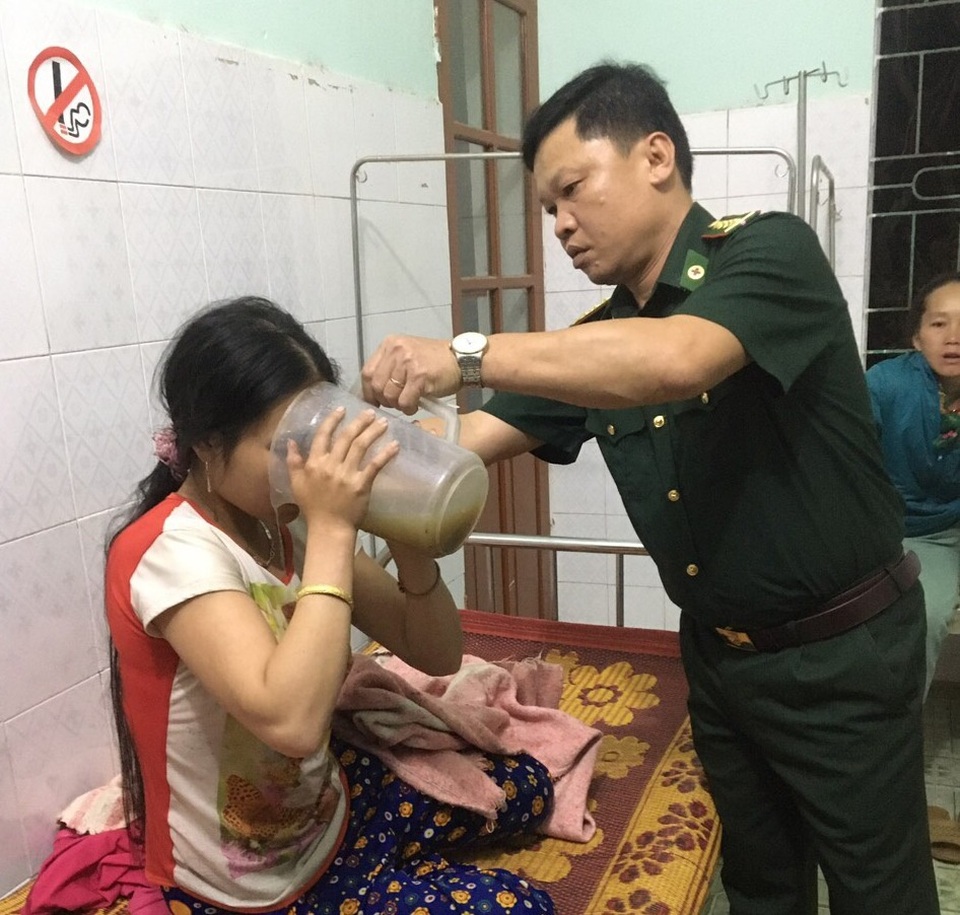 Kịp thời cứu sống 2 mẹ con rủ nhau ăn lá ngón tự vẫn - 3 Kịp thời cứu sống 2 mẹ con rủ nhau ăn lá ngón tự vẫn - 3