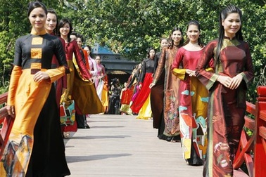 Biểu diễn thời trang trên cầu Thê Húc mừng giải phóng Thủ đô