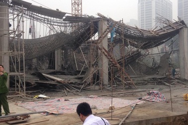 Vụ sập giàn giáo làm 3 người chết: Kết cấu giàn giáo không chắc chắn!