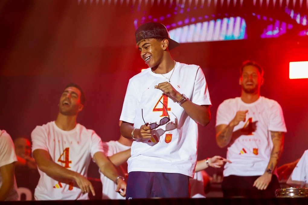 Đội tuyển Tây Ban Nha diễu hành ăn mừng chức vô địch Euro 2024 - 8 Đội tuyển Tây Ban Nha diễu hành ăn mừng chức vô địch Euro 2024 - 8