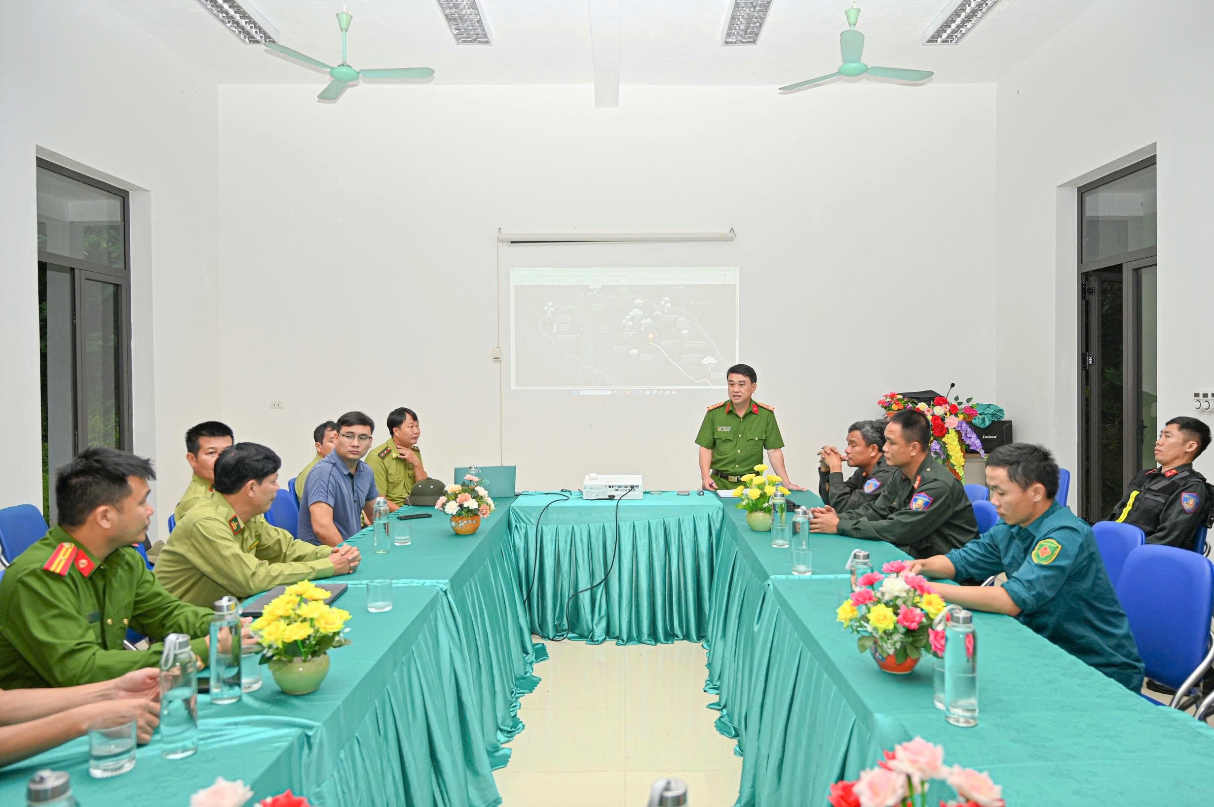 Huy động chó nghiệp vụ tìm du khách mất tích trong rừng Cúc Phương - 2